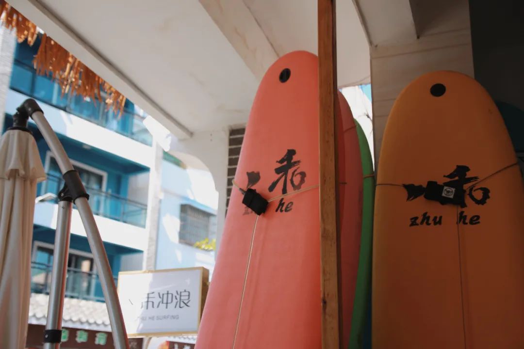 三亚滑水冲浪网红,三亚大批网红占据海滩