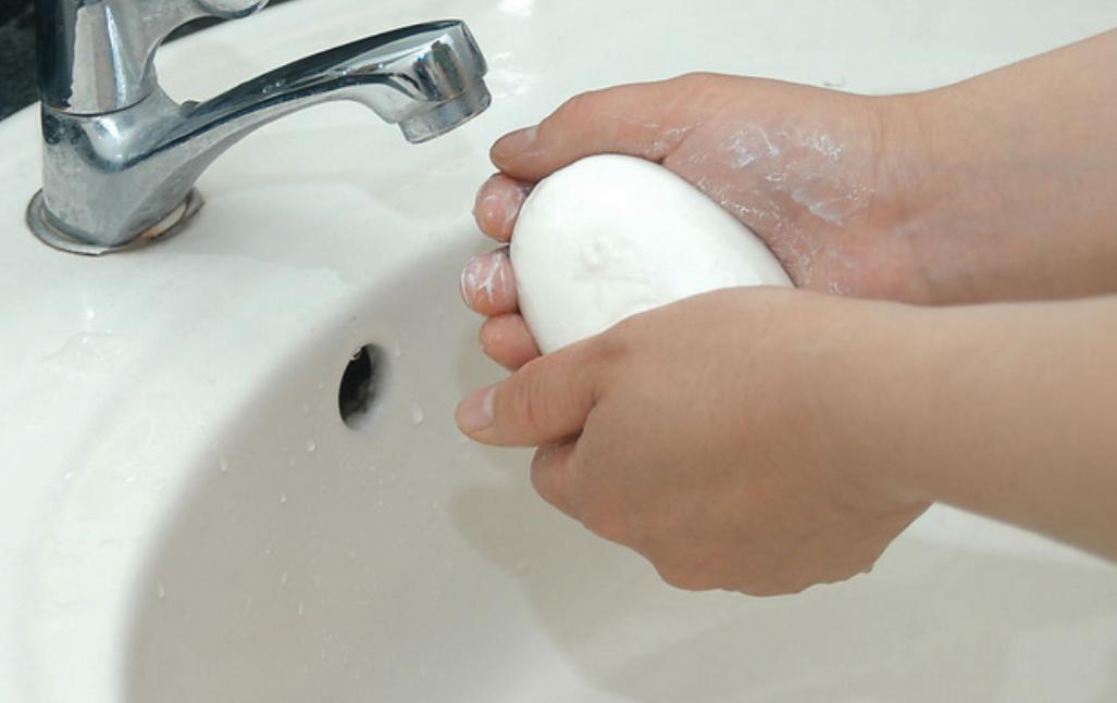 被小蜜蜂蛰了怎么缓解疼痛,被蜜蜂蛰了能挤吗