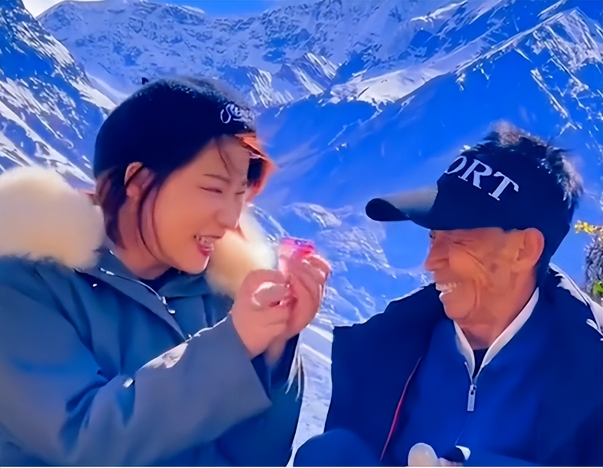 50岁老汉捡弃婴现养女身家千万,河南老汉捡弃婴女儿上亿回报