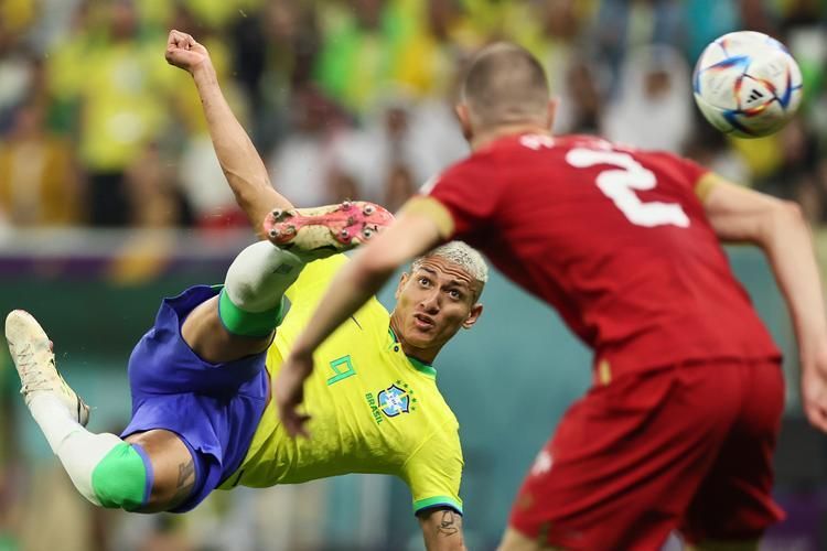 卡塔尔世界杯球场上戴面具的球员,卡塔尔世界杯哪些足球前辈在现场