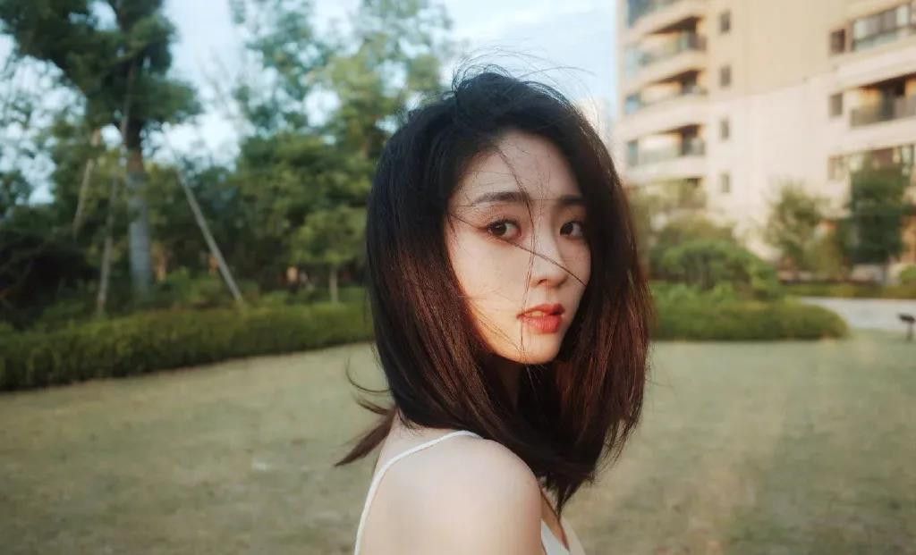 邢菲一袭白裙清新甜美,邢菲可爱少女照片