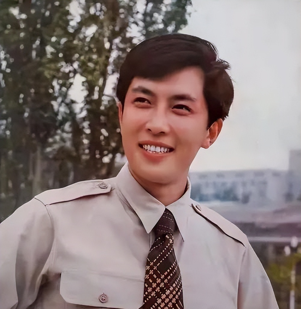 主席形象后继有人，侯京健已接班唐国强，和古月比你更喜欢哪一个