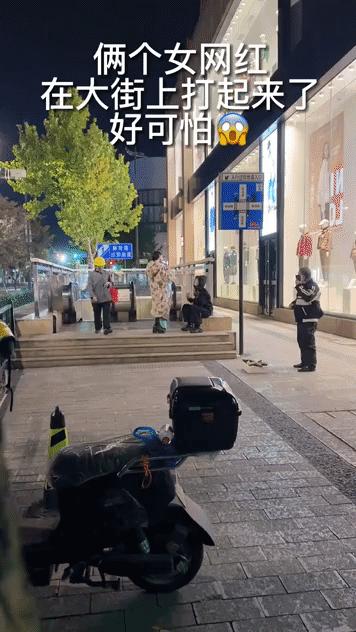 女孩子看起来外表美丽，其实裤袜已经掉到大腿根了！哈哈哈