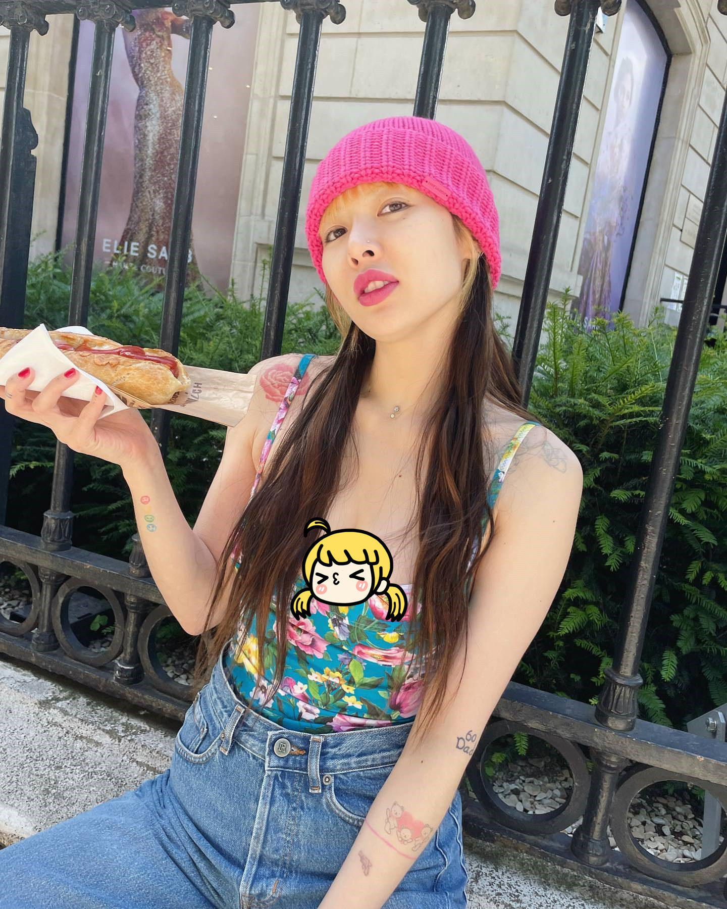 泫雅夏日最新照,泫雅风彩虹针织帽