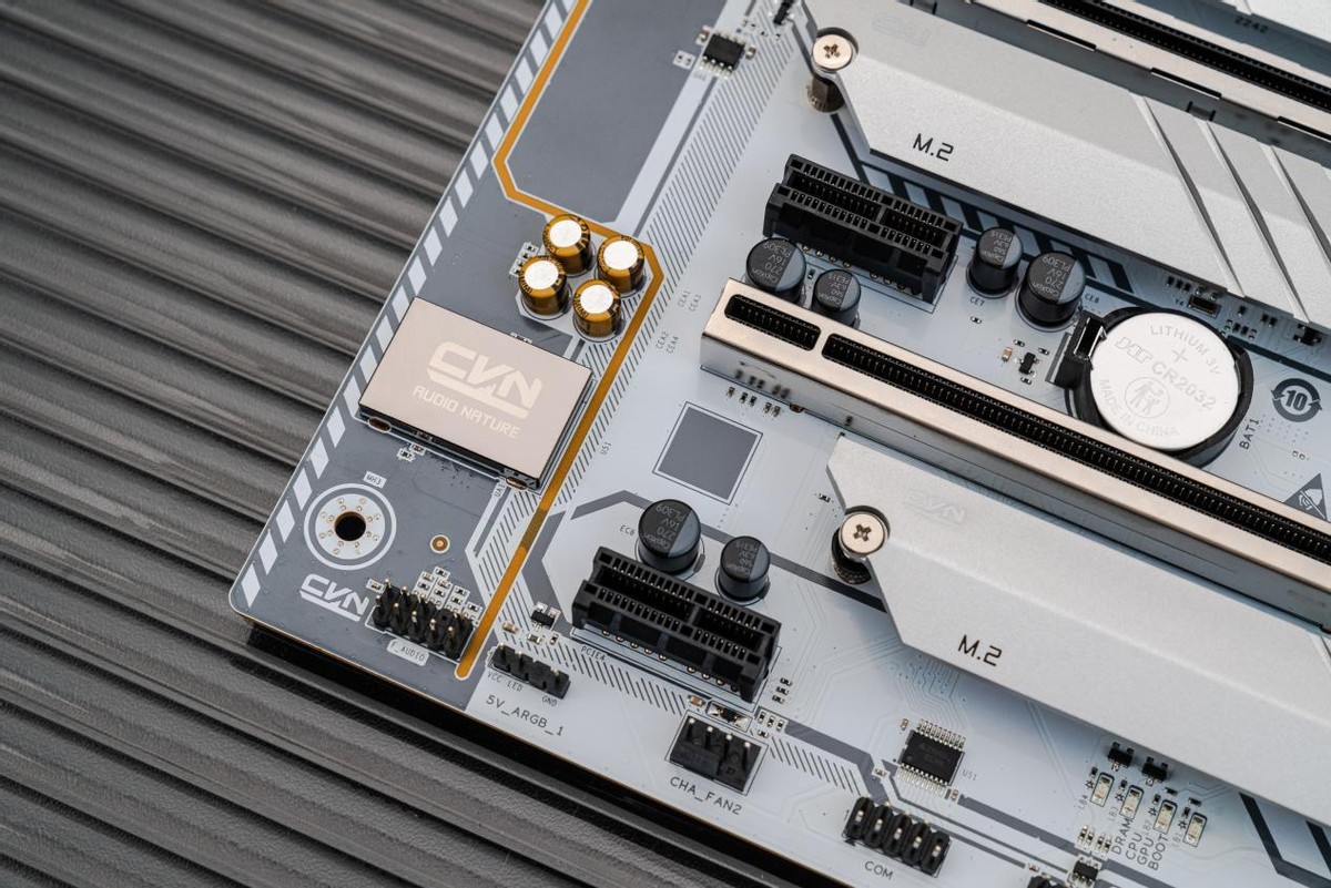 仅售1349元的白色系性价比大板！七彩虹CVNB650GAMINGFROZENV14巡洋舰主板测评