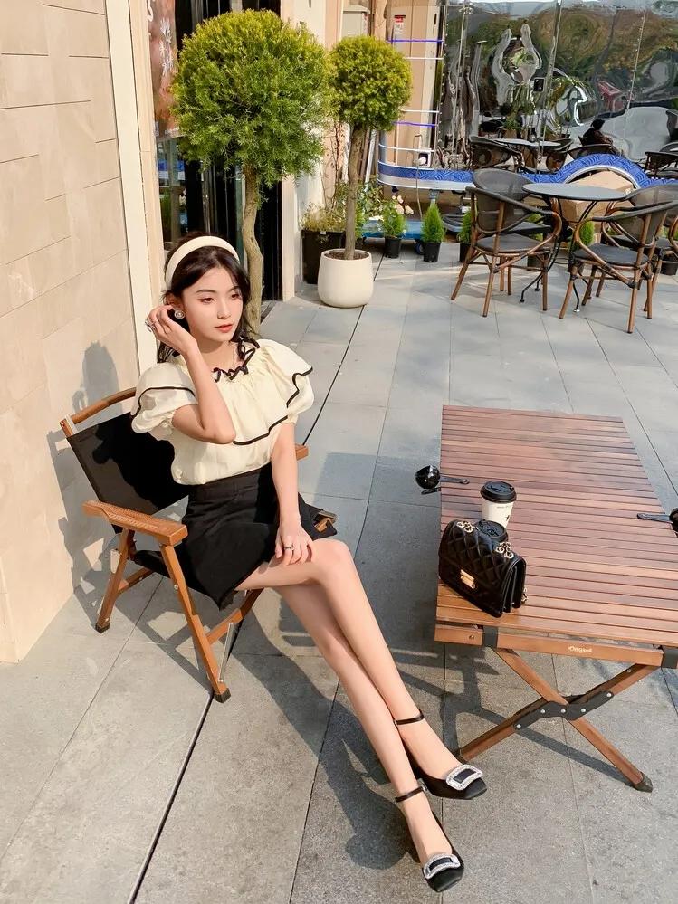 女孩子的天真无鞋在脚上