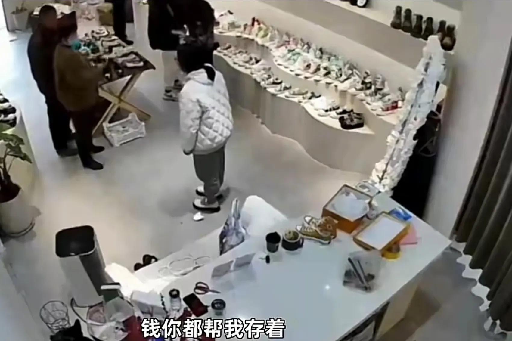 28岁女子因200元的鞋崩溃大哭，我的脚就这么就这么廉价吗？