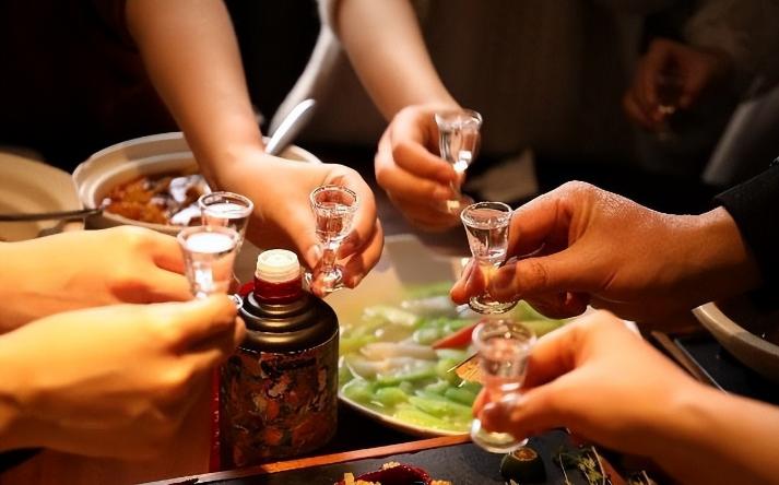 烟酒行靠什么挣钱,街边的烟酒专卖店是真的吗