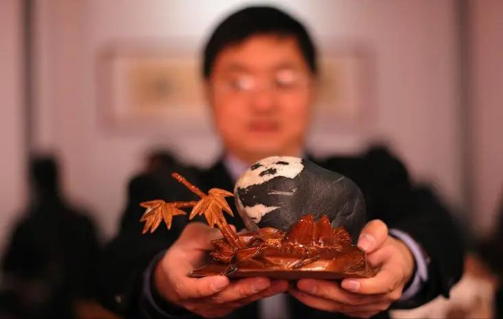 03年青岛男子捡到熊猫奇石，有人出价百万不愿卖，专家估值1.5亿