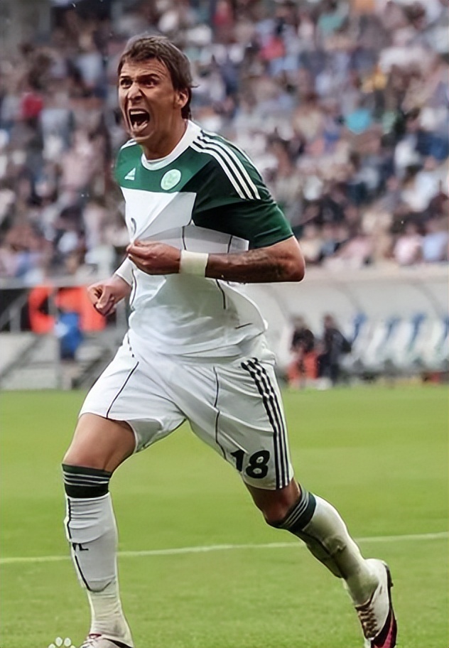 两位锋霸的故事，一个还在场上驰骋，一个坐在了教练席