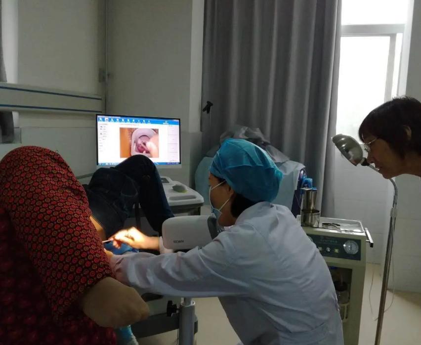 女性心窝口偏右烧灼感痛怎么回事,女性尿道口有烧灼感怎么回事