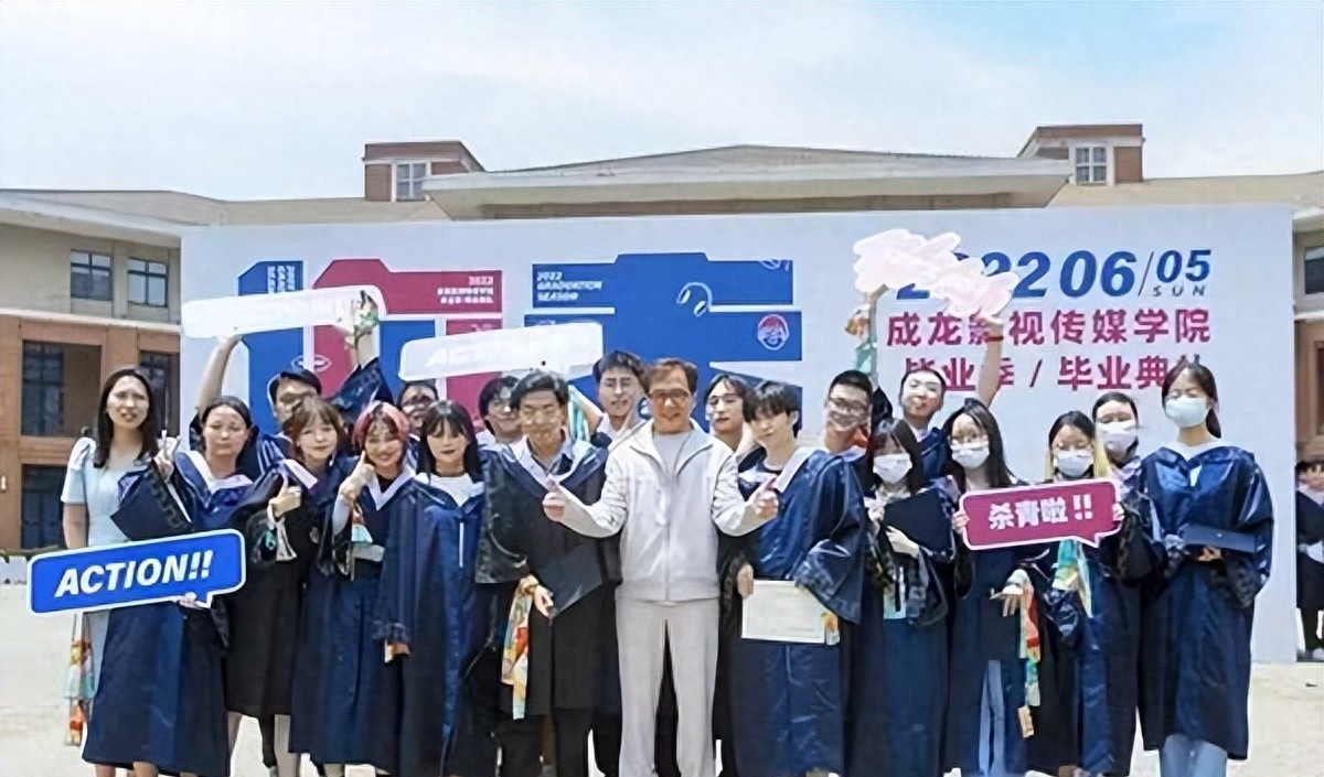 成龙出席武汉大学典礼,成龙武汉高校出席活动