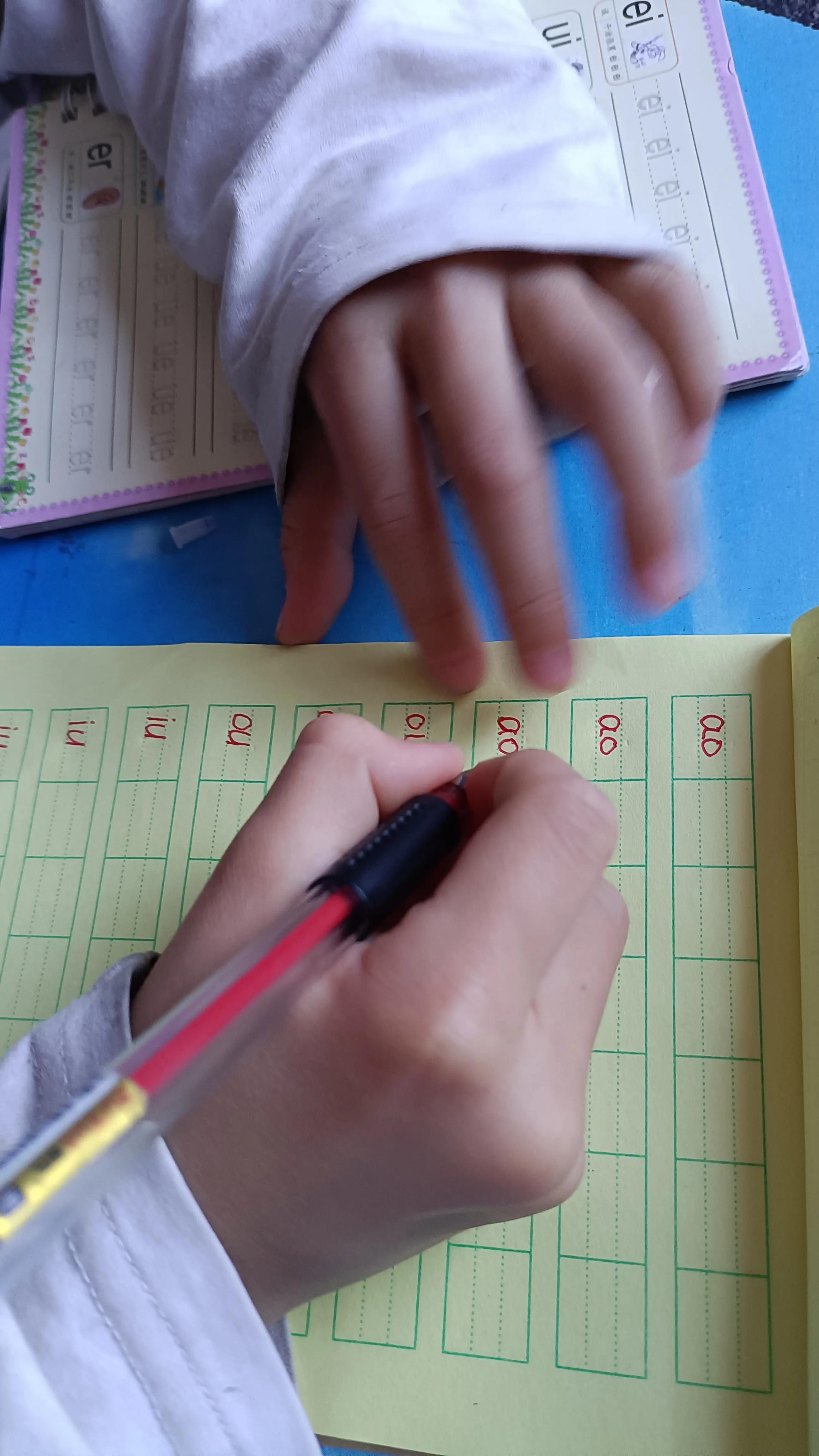 为什么一做作业就想上厕所,孩子一做作业就要手机怎么办