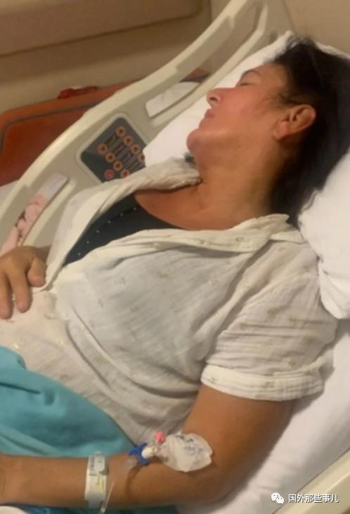 英国女子为了美做隆胸手术，如今胸部却破裂出现2个洞