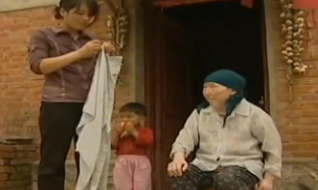 故事:江苏70岁老人头疼欲裂,检查时发现颅内有*弹子**,吓坏在场医生