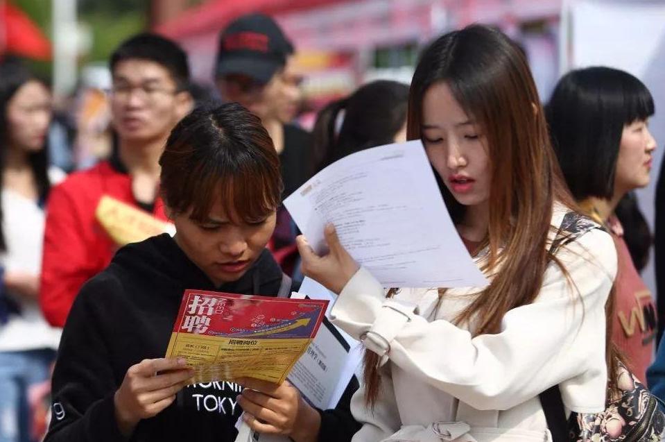 女大学生创业失败住桥底，冻得瑟瑟发抖不忘学习，被质疑“摆拍”