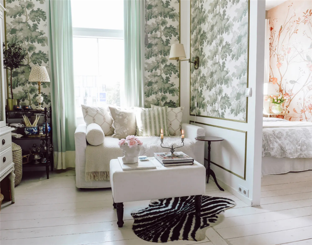 31岁“大姑娘”买下23㎡蜗居，小家切两半做客厅卧室：也太舒服了