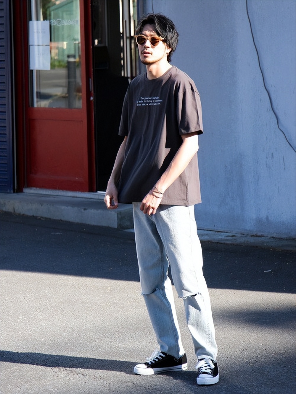 胖mm黑色短袖牛仔裤配绿色帆布鞋,白色牛仔裤搭帆布鞋秋冬穿搭