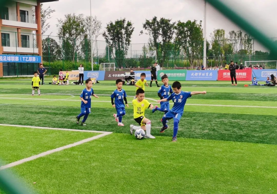 濂嬪媷浜夊厛鏃犳墍鐣忔儳,闃熶紞椋庨噰灞曠ず鍔ㄤ綔