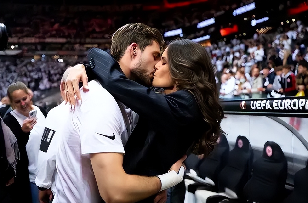 德国队是懂“美人计”的，破例让太太团入住安慰球员，但又没全懂