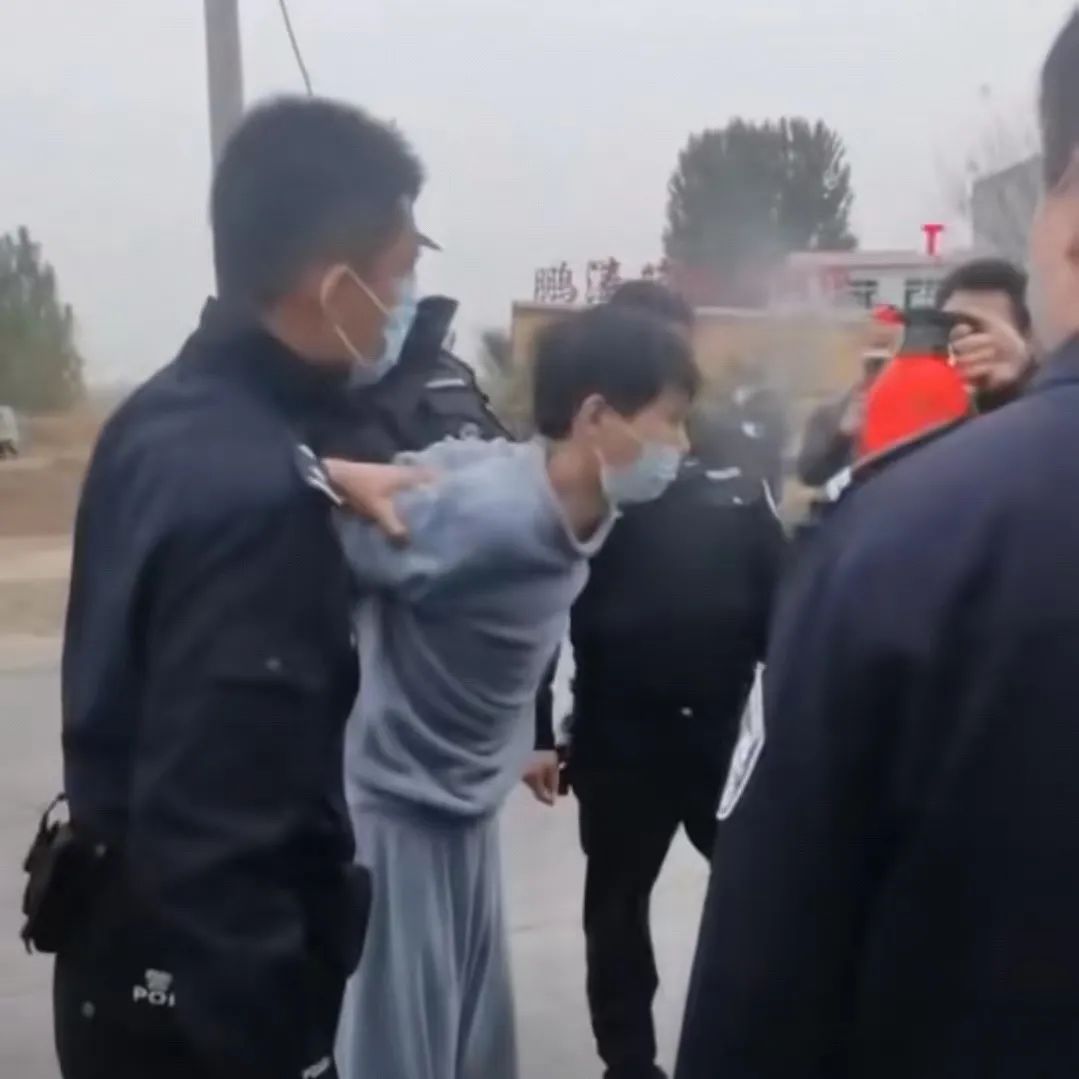 比男子持刀闯卡买奶粉被法外开恩，更值得追问的是应急机制失效