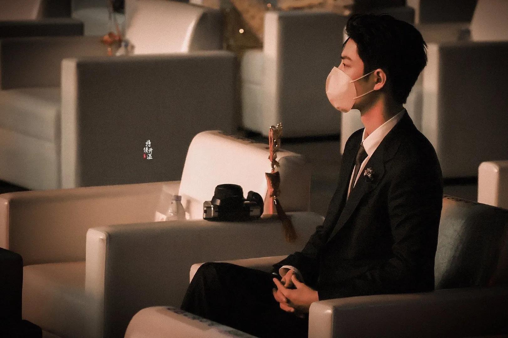 肖战近期活动造型,肖战微博之夜两套造型