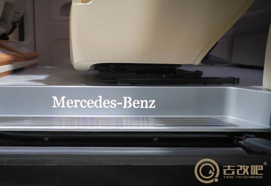 奔驰威霆改米白配宾利黄效果图,威霆改宾利黄内饰