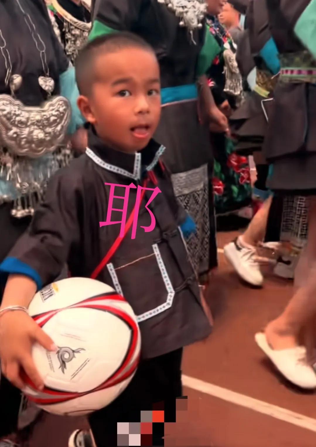 村超少数民族时装秀完整版,村超上演民族服装秀