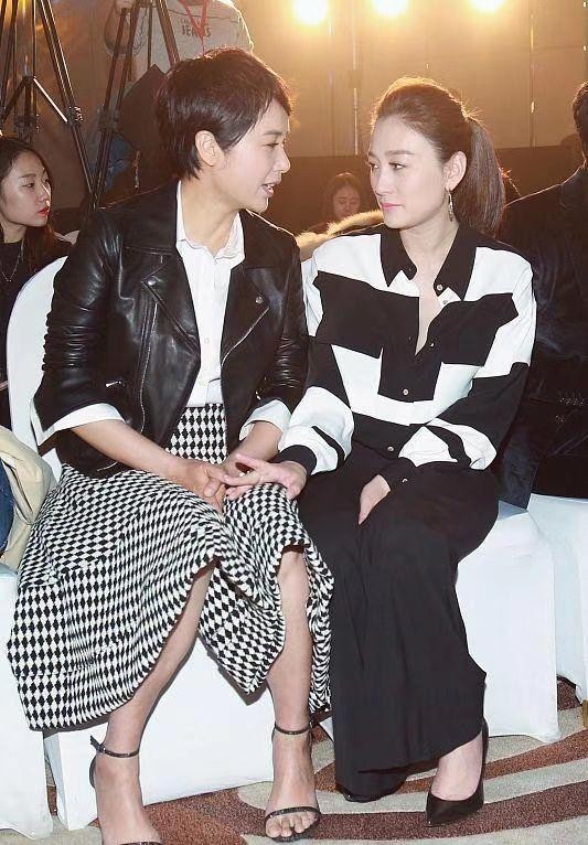 李小冉和蒋雯丽对话,42岁李小冉惊艳亮相