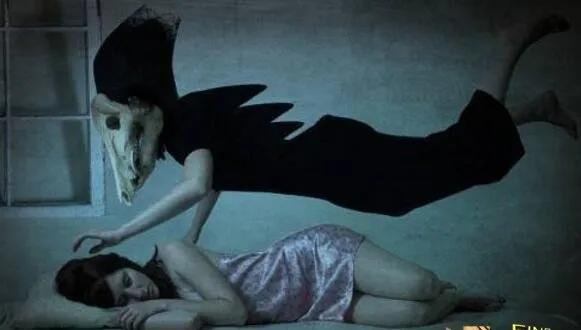 感觉鬼压床动不了是怎么回事,鬼压床真实感受是怎样