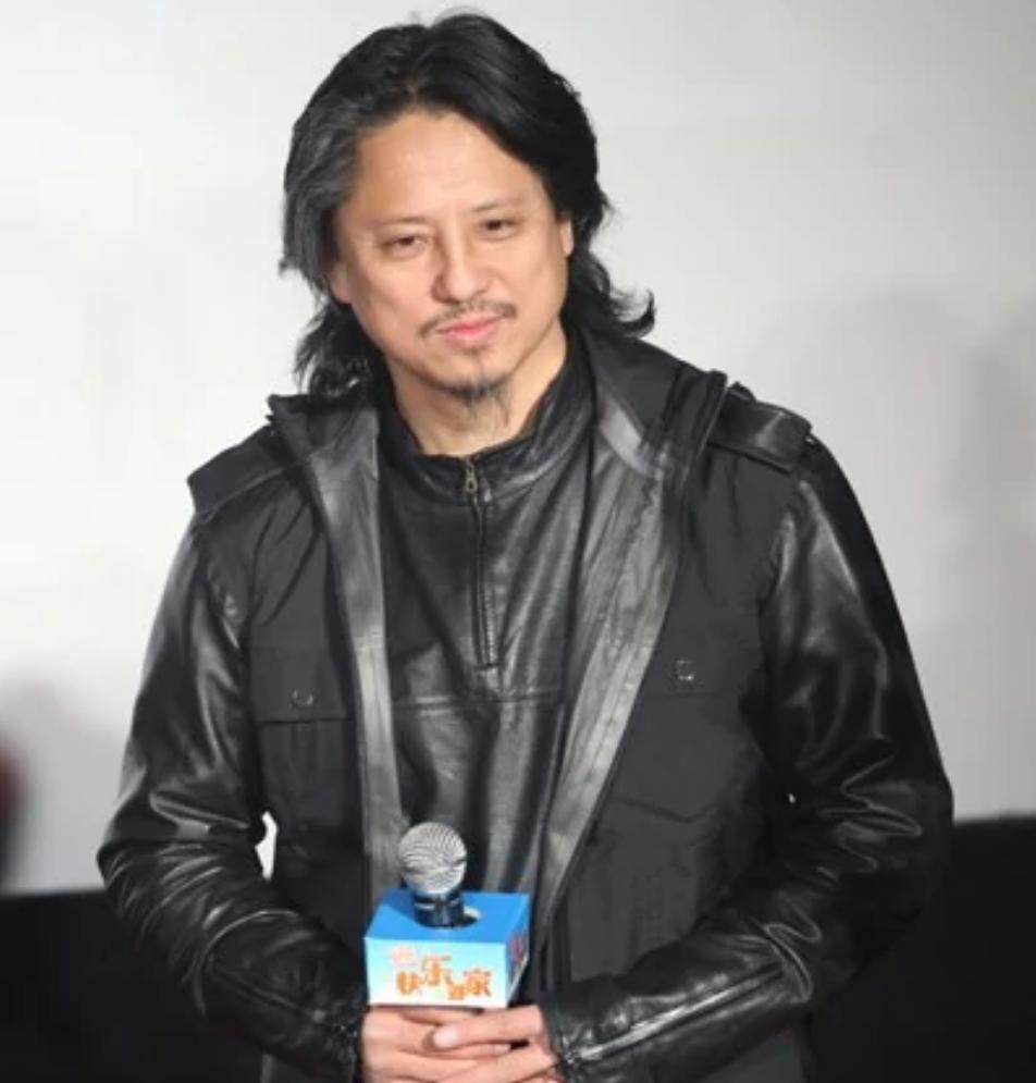 他是著名导演,妻子是演员,恩爱到老生一个漂亮女儿,幸福惹人羡