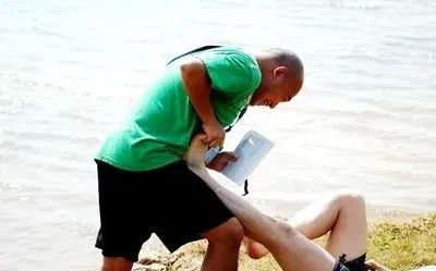 游泳抽筋的正确姿势视频,户外游泳为什么容易抽筋