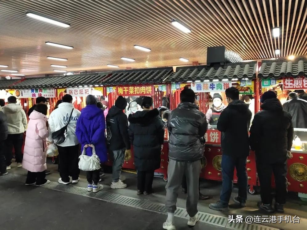 辞旧迎新烟火气照人间举杯敬此年,人间烟火气辞旧迎新时举杯庆团圆