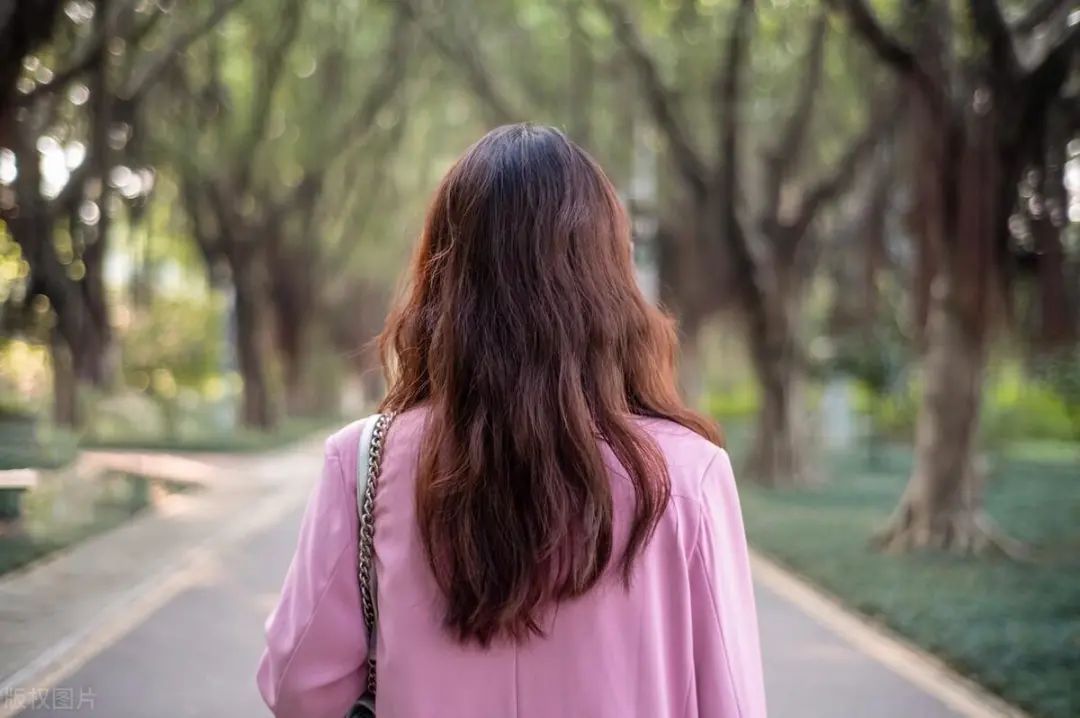 染完头发头皮头屑大块怎么处理,染头膏染完头发很痒有头屑怎么办