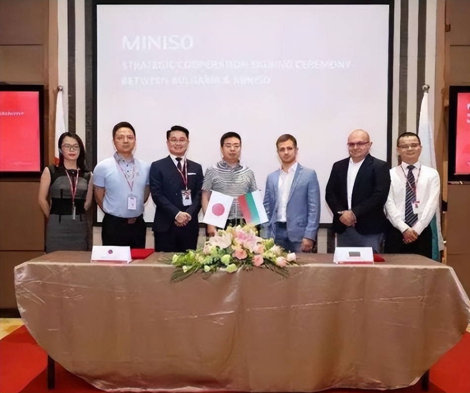 狼子野心！名创优品签约仪式挂日本*旗国**，网友：还以为是日本店