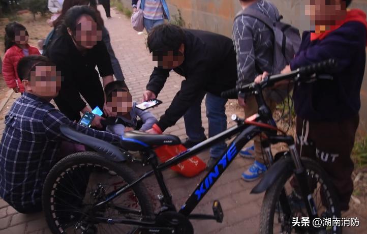 儿童被自行车夹住手,小孩被自行车夹出血手指了怎么办