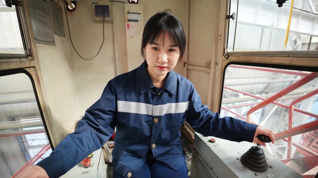 开吊车的女司机很漂亮,开天车女司机