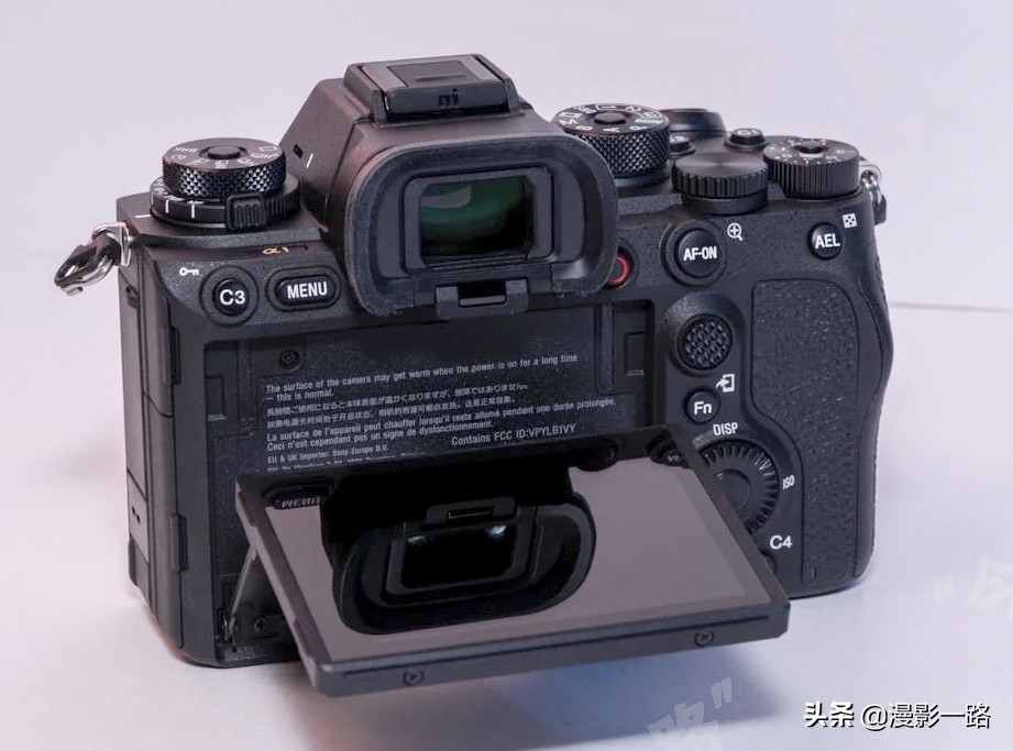就这样将索尼旗舰微单相机A1拆成零件