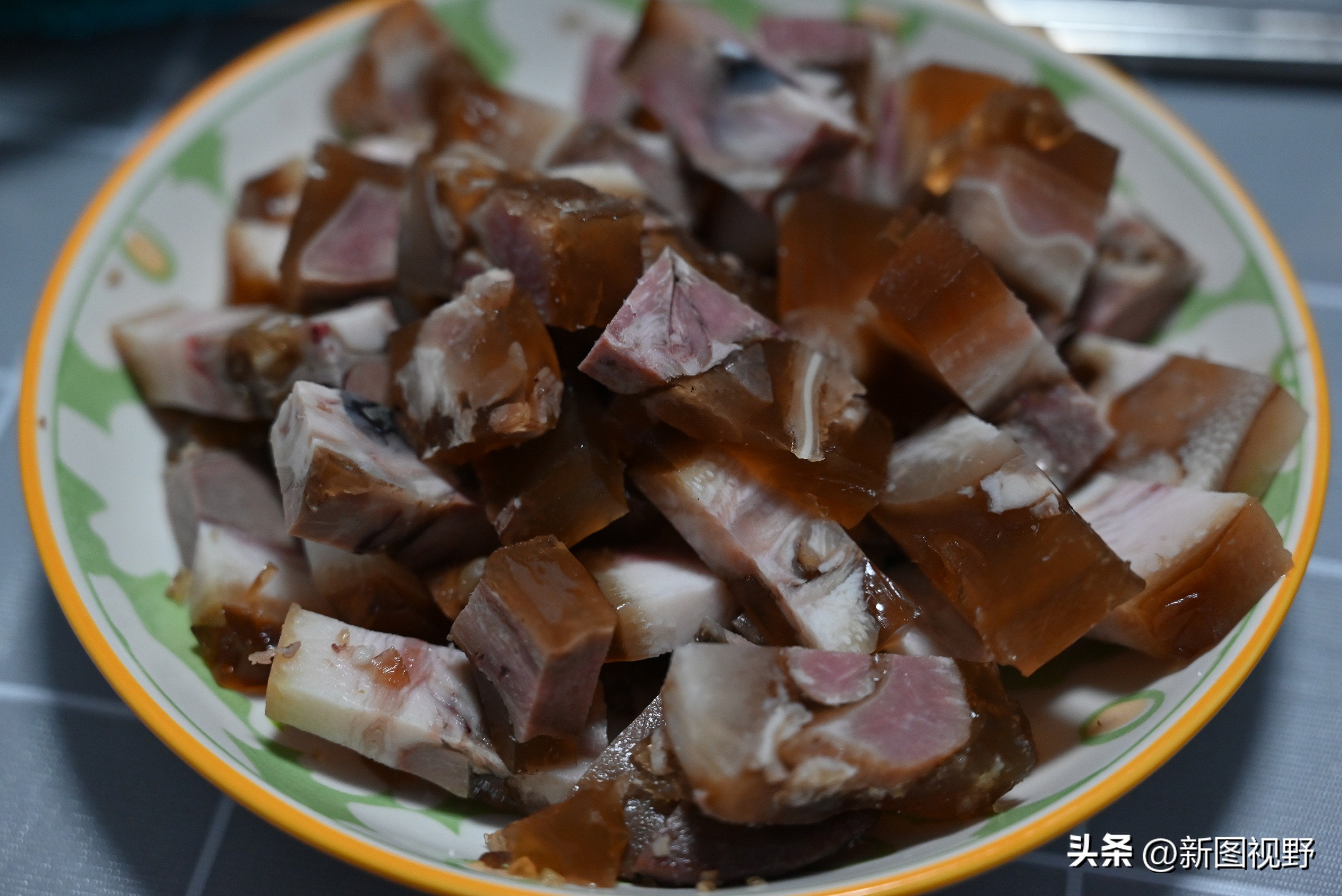 农村夫妻秘制“下酒菜”，4个月卖掉5000多个猪头，进账100多万元