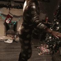 妹子的皮裤穿的真紧，有人知道妹子皮裤上的包怎么回事么，哈哈