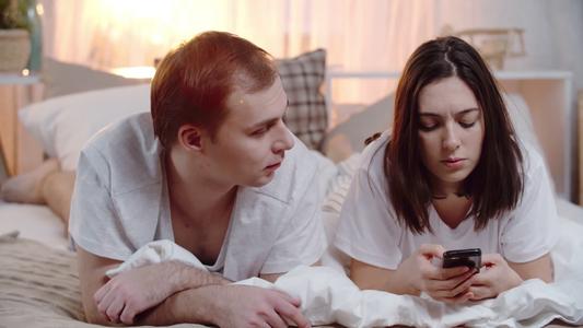 夜间偷看网络安全吗,偷偷浏览网络不良信息会被抓吗