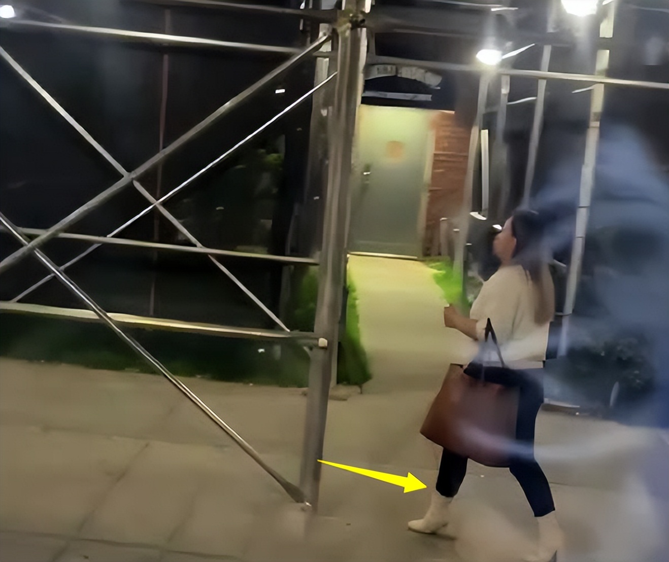 38岁凤姐在美国被偶遇听故事,凤姐在国外被偶遇胖出双下巴