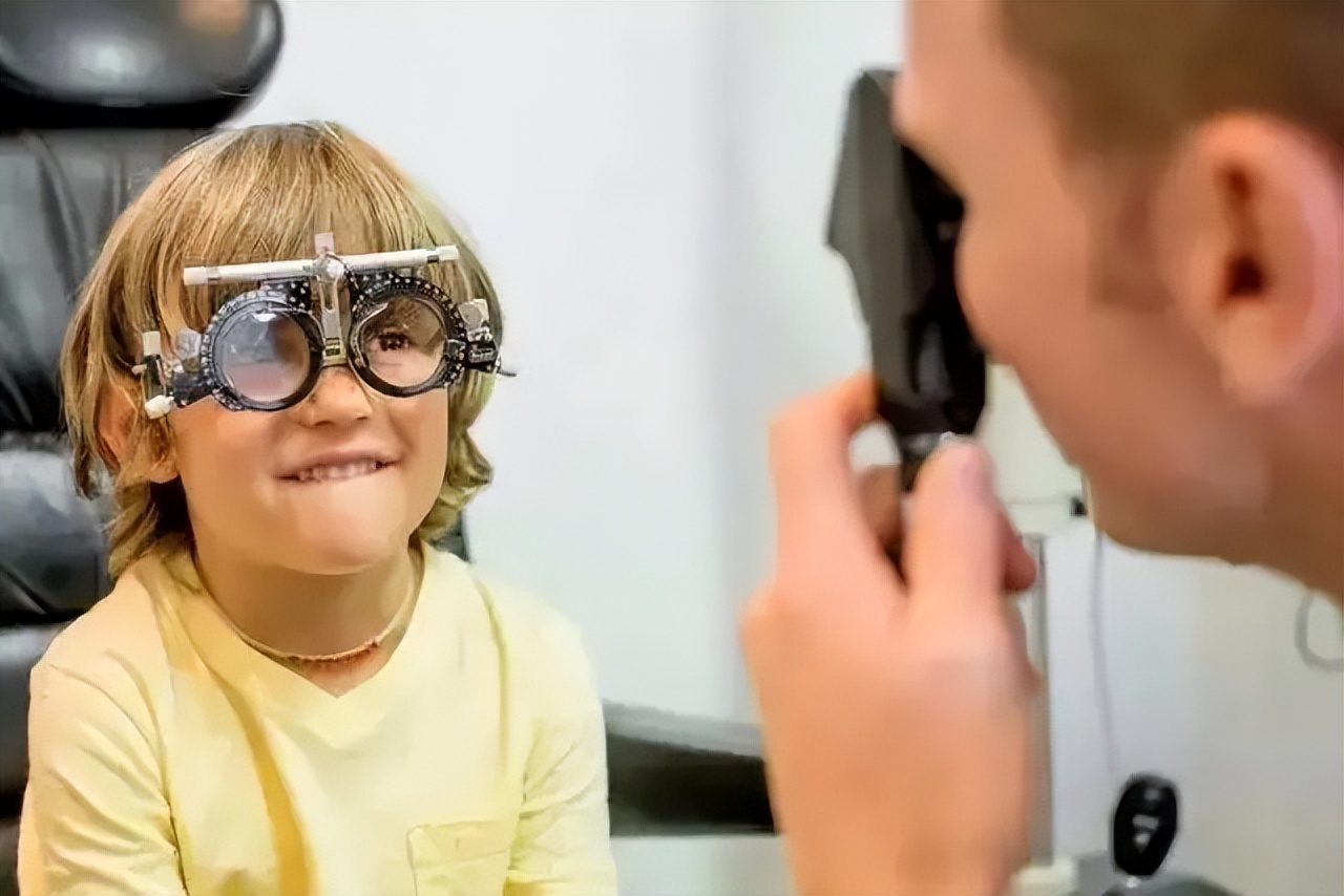 验光眼镜店和眼科医院,验光和配镜