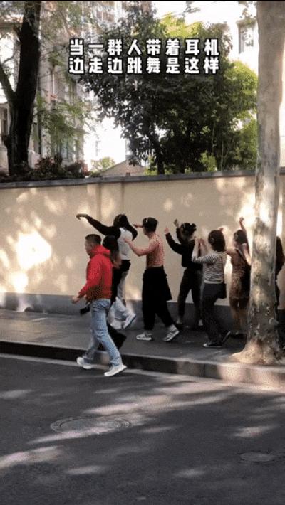 群魔乱舞:上海街头黑人带队领舞，年轻男女跟着装模作样，好尴尬