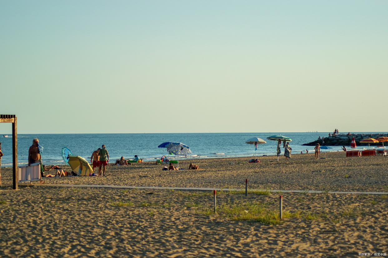 青岛海滨城市拥有宜人气候、温暖阳光、柔软沙滩和美味海鲜