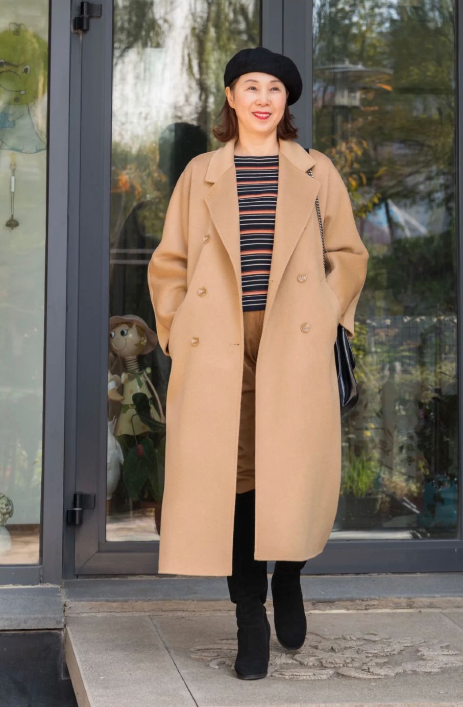 35岁穿有条纹的驼色大衣穿搭,驼色大衣的高级穿搭
