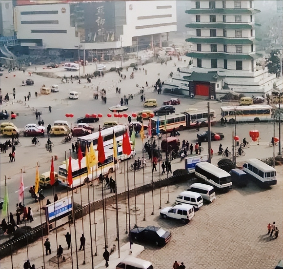 90年代,轰动全国的亚细亚商场:抽奖送奥迪,营业员堪比空姐
