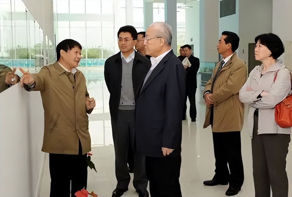 他是重庆市第一任市委书记，手段强硬，查办了“东北乔四”