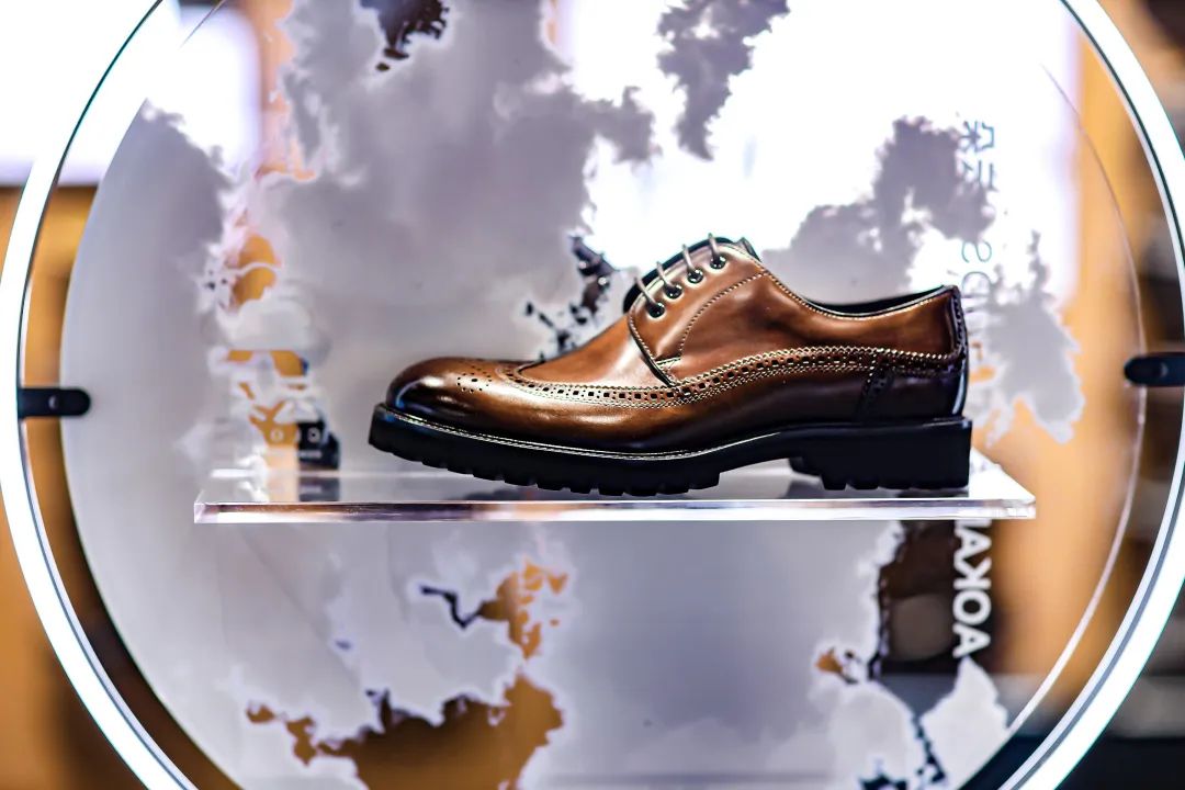 50岁男人穿什么鞋子好看又百搭,中年男士穿什么样的鞋好