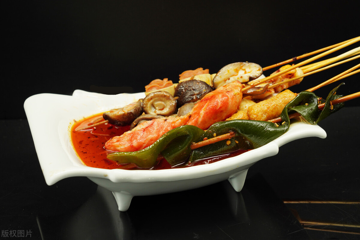 重庆老板卖麻辣烫，“啤酒免费不要钱”，半年盈利35万，策略牛